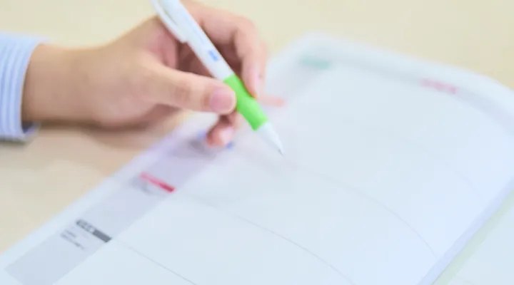 資料に書き込みをする手元